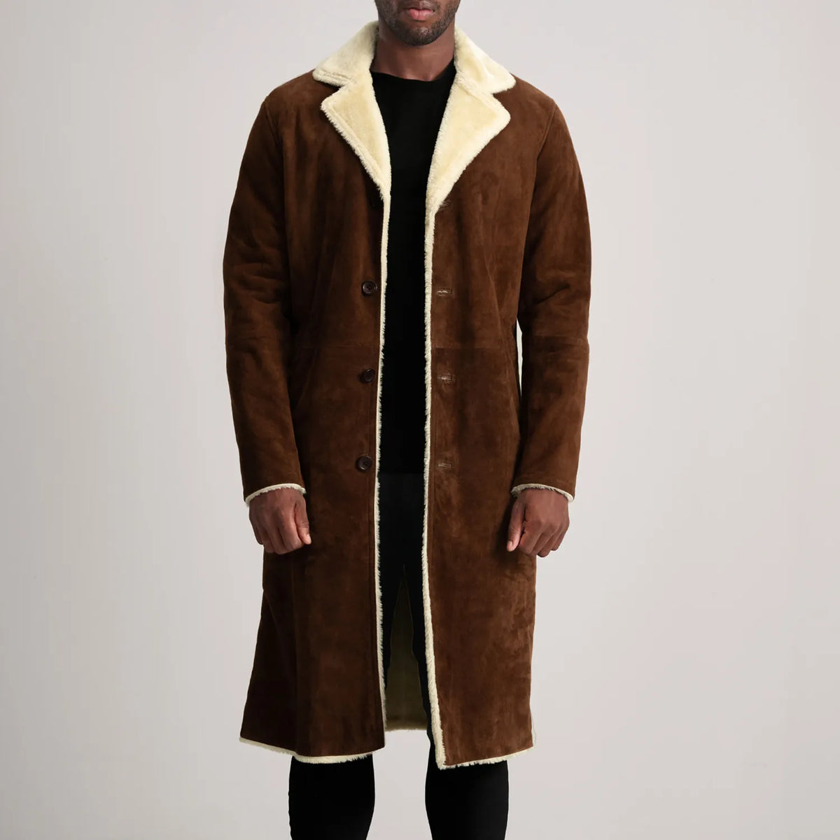 
Kolby Brown Suede Shearling Long Coat in Brown Goatskin Suede - Вид спереди и приталенный силуэт | Купить в официальном онлайн-магазине