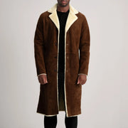 
Kolby Brown Suede Shearling Long Coat in Brown Goatskin Suede - Вид спереди и приталенный силуэт | Купить в официальном онлайн-магазине