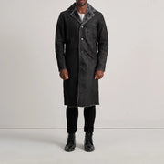 
Kolby Distressed Black Shearling Long Coat - Вид сбоку, демонстрирующий эргономичный крой рукава