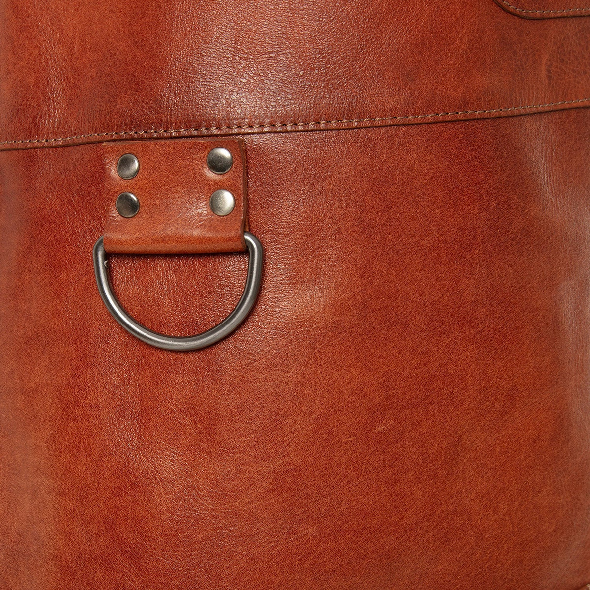 
Крупный план деталей of Classic Collar & Heavy-Duty Zipper Hardware on Leather Apron Churrasco для Женщин для Женщин