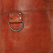
Крупный план деталей of Classic Collar & Heavy-Duty Zipper Hardware on Leather Apron Churrasco для Женщин для Женщин