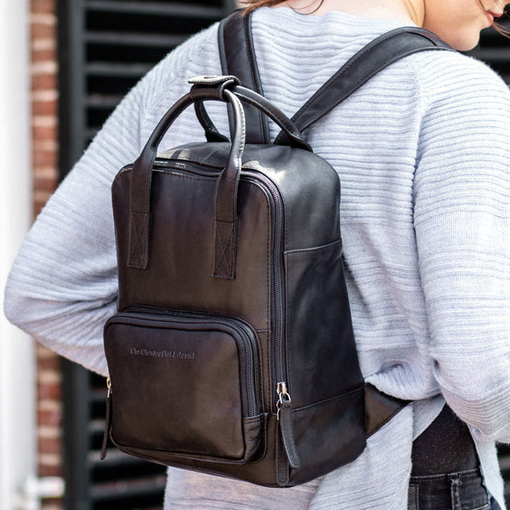 
Classic 100% Full-Grain leather Backpack - Вид сзади с усиленными кожаными ремнями и прострочкой