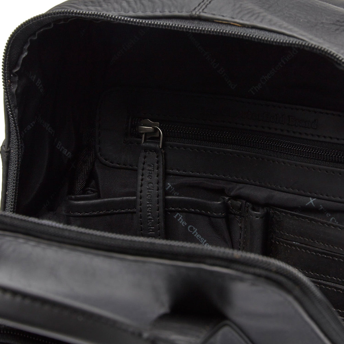 
Bellary Цельнозерновая кожа Backpack - Боковой профиль с глубиной складок и вместительностью