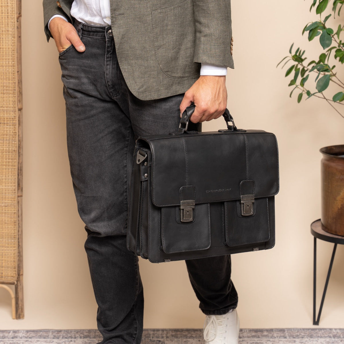 
Solid Antique Brass Hardware & Heavy-Duty Dual Zipper Detail on Springfield Цельнозерновая кожа Briefcase для Женщин