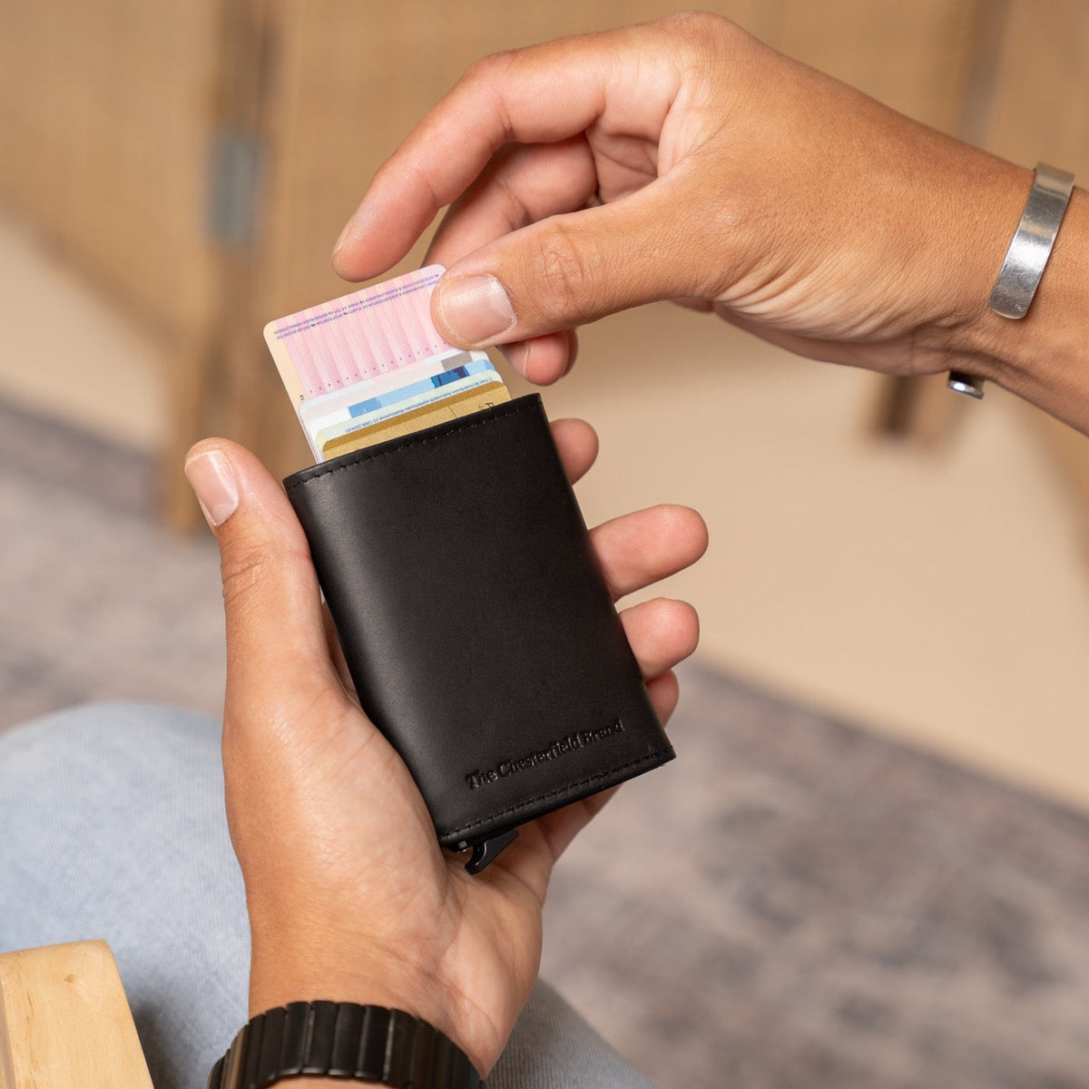 
Classic 100% Full-Grain Leather Card Holder - Вид сзади с усиленными кожаными ремнями и прострочкой