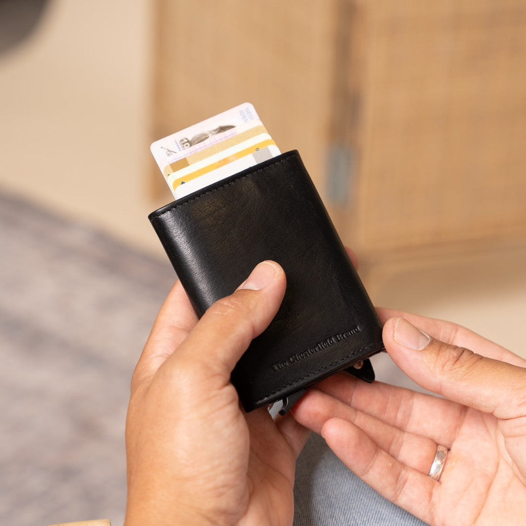 
Classic 100% Full-Grain Leather Card Holder - Вид сзади с усиленными кожаными ремнями и прострочкой