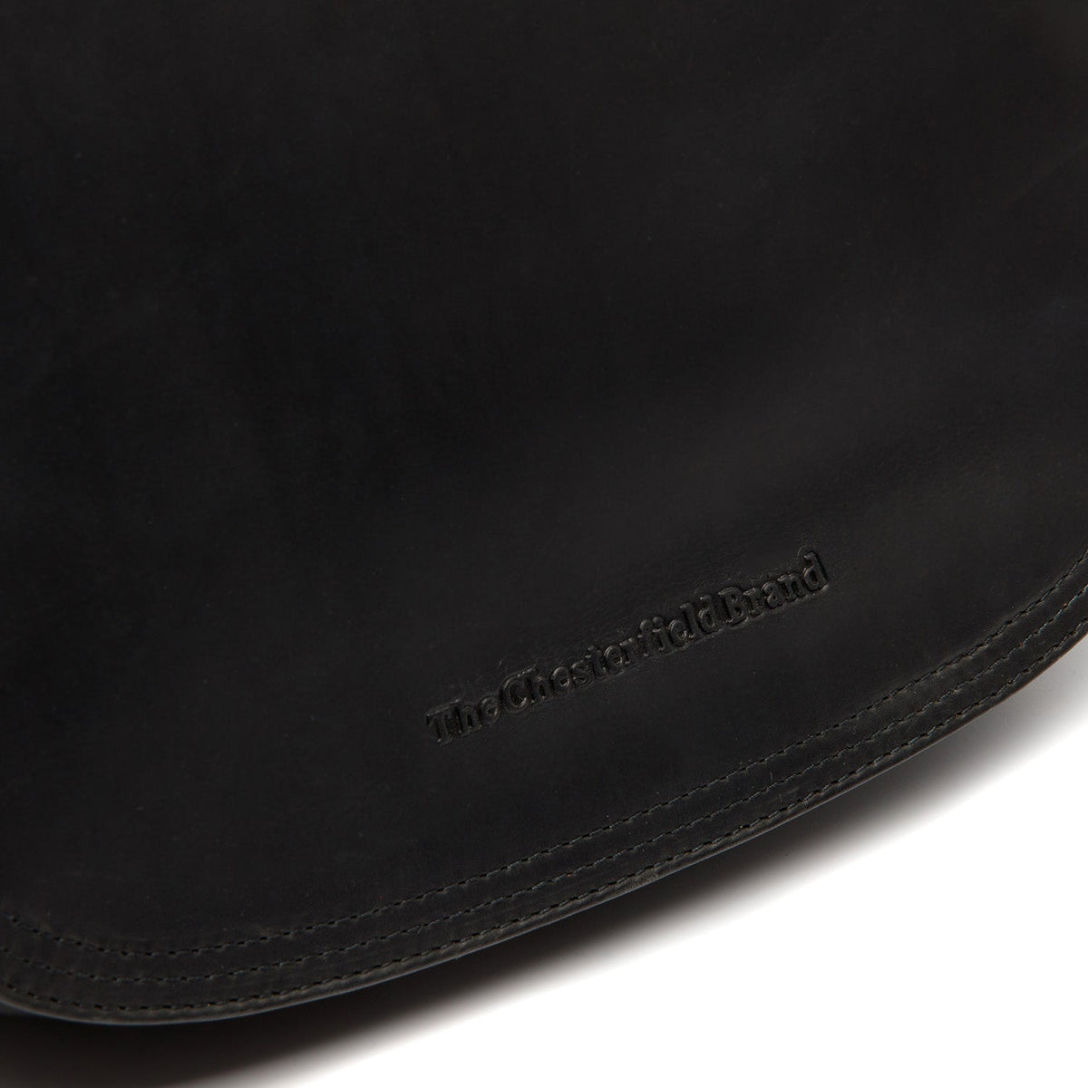 
Solid Antique Brass Hardware & Heavy-Duty Dual Zipper Detail on Everglades Кожаная сумка-кроссбоди