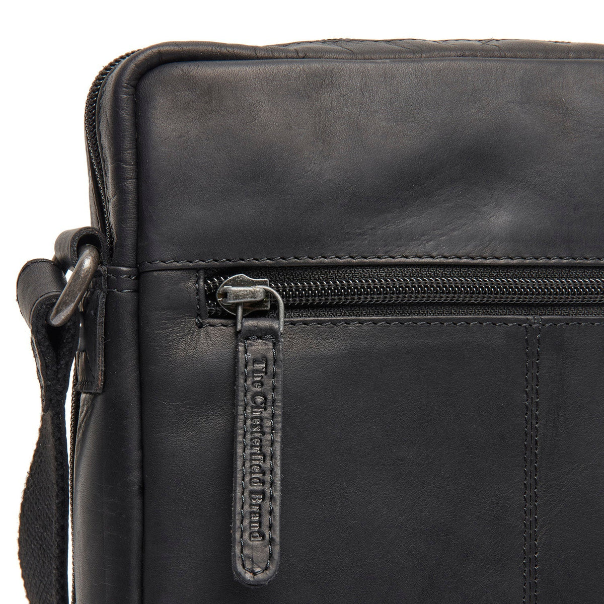 
Solid Antique Brass Hardware & Heavy-Duty Dual Zipper Detail on Montira Кожаная сумка-кроссбоди