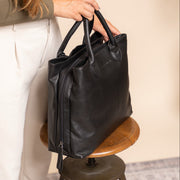 
Classic 100% Full-Grain leather Goods - Вид сзади, подчеркивающий посадку по плечам и ровный край