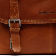 
Solid Antique Brass Hardware & Heavy-Duty Dual Zipper Detail on Veneto Кожаная сумка для ноутбука