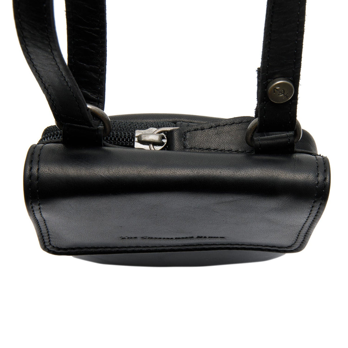 
Крупный план деталей of Classic Collar & Heavy-Duty Zipper Hardware on Langley Цельнозерновая кожа Phone Bag