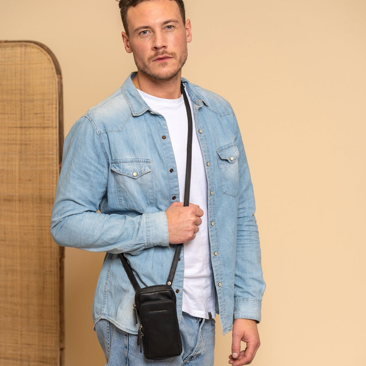 Valdes Цельнозерновая кожа Phone Bag - Вид сбоку с анатомическим кроем рукава