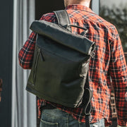 
Liverpool Цельнозерновая кожа Roll-top Backpack - Вид сзади с усиленными кожаными ремнями и прострочкой