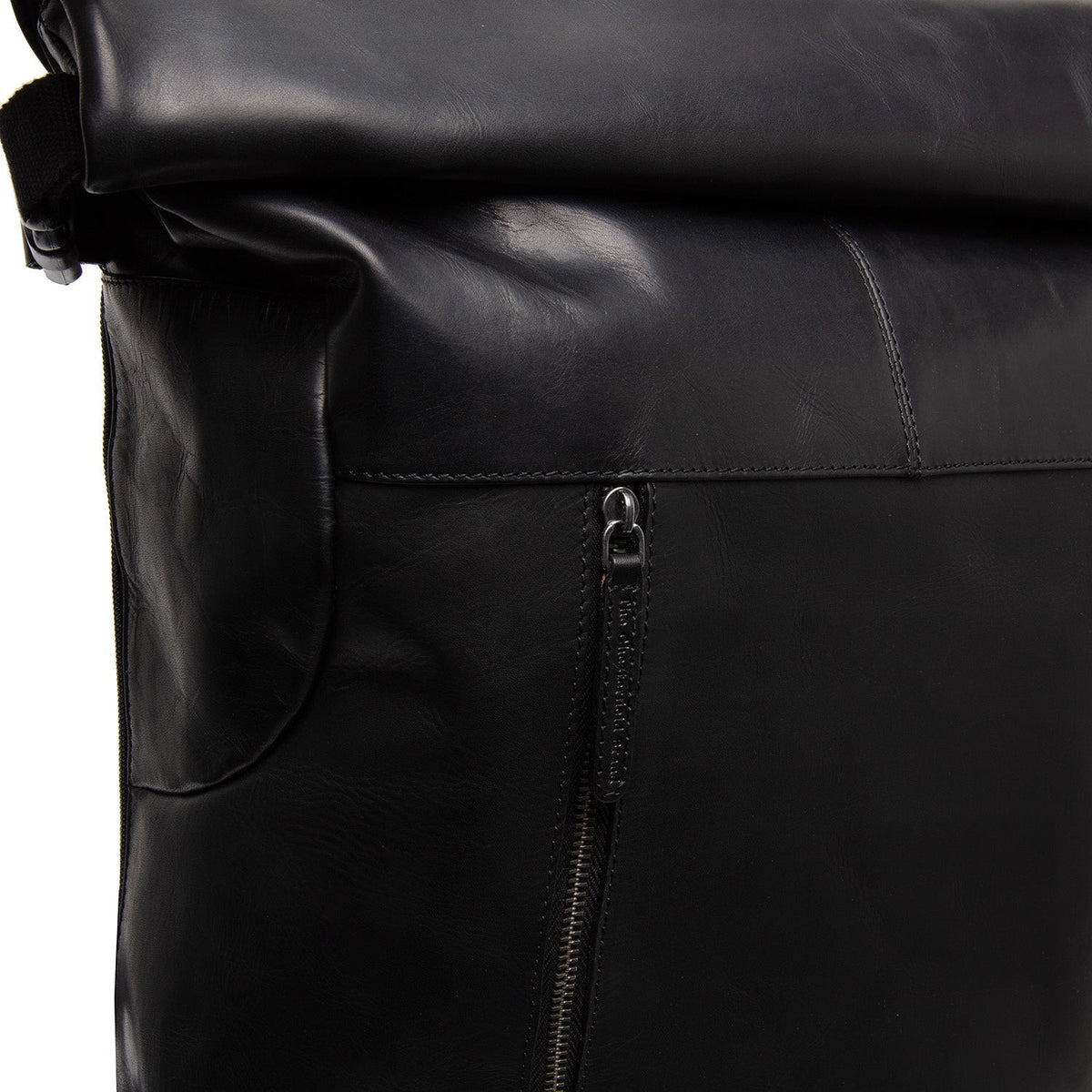 
Liverpool Цельнозерновая кожа Roll-top Backpack - Боковой профиль с глубиной складок и вместительностью