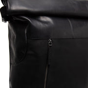
Liverpool Цельнозерновая кожа Roll-top Backpack - Боковой профиль с глубиной складок и вместительностью