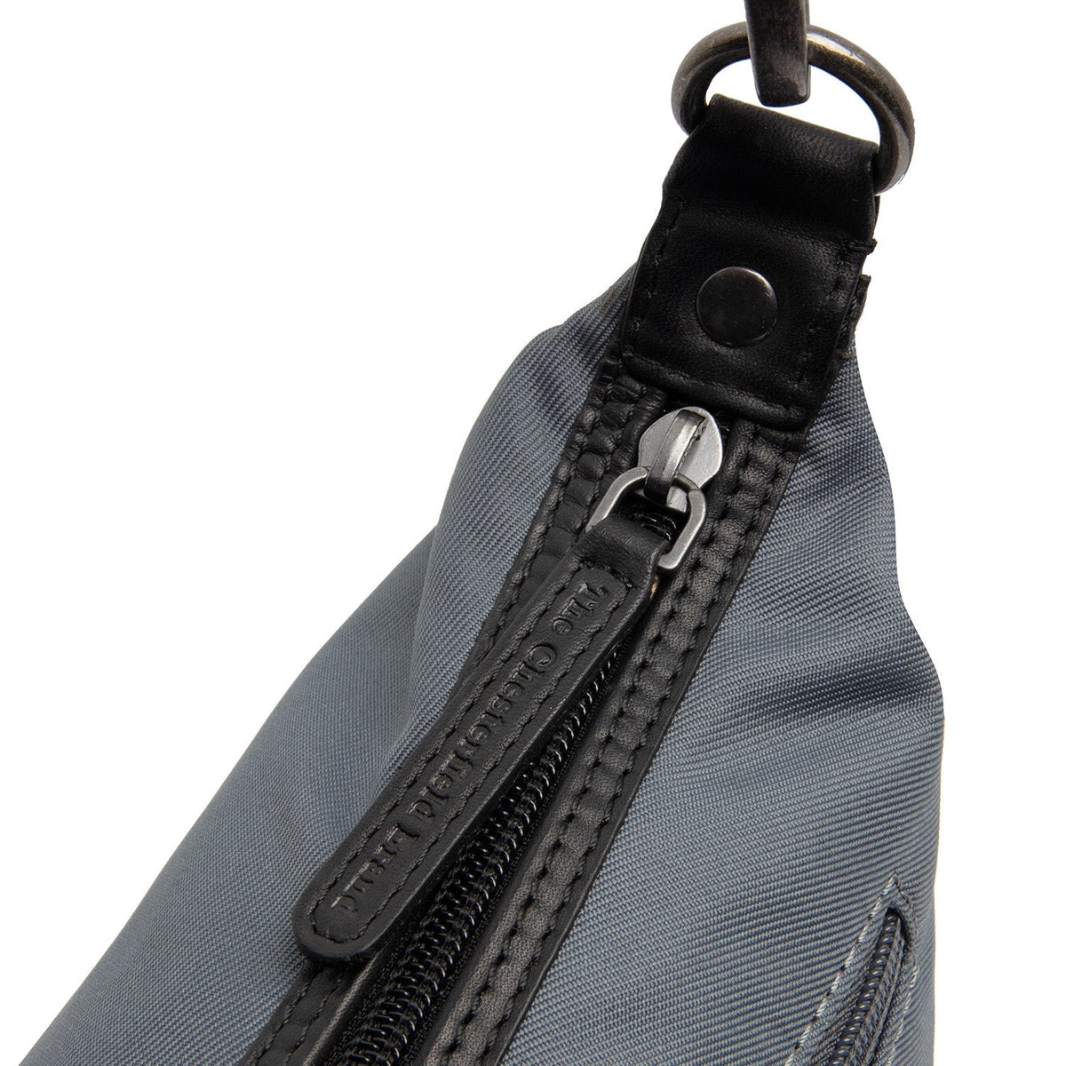
Classic 100% Full-Grain leather Bag - Вид сзади с усиленными кожаными ремнями и прострочкой