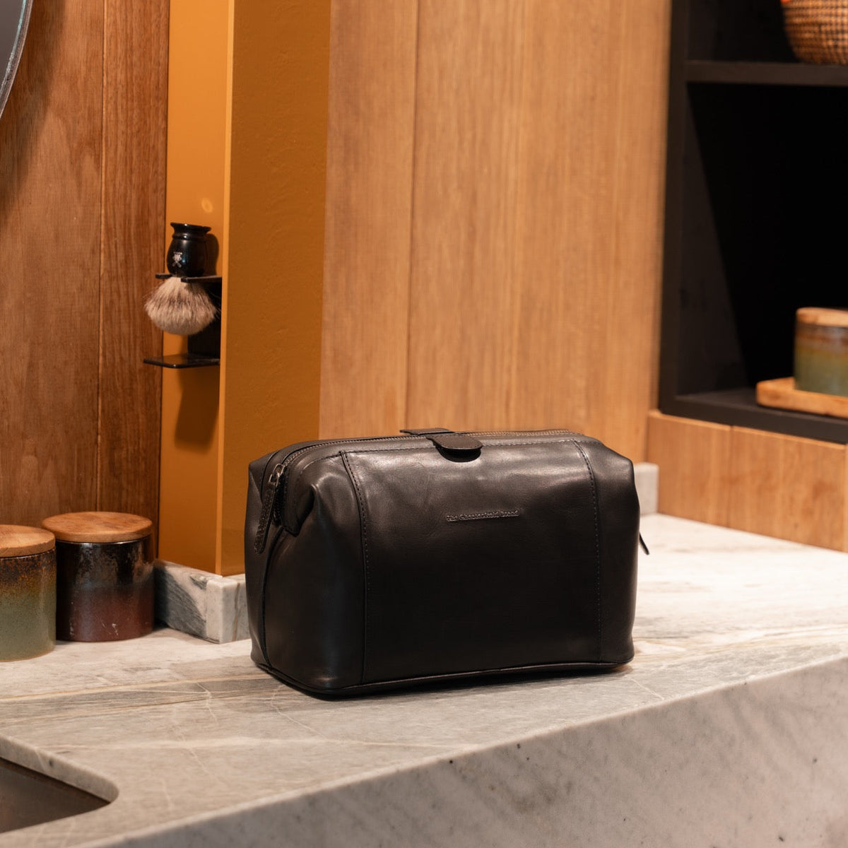 
Classic 100% Full-Grain leather Goods - Вид сзади, подчеркивающий посадку по плечам и ровный край