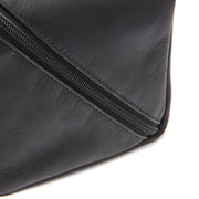 
Крупный план деталей of Classic Collar & Heavy-Duty Zipper Hardware on Elmia Кожаный несессер