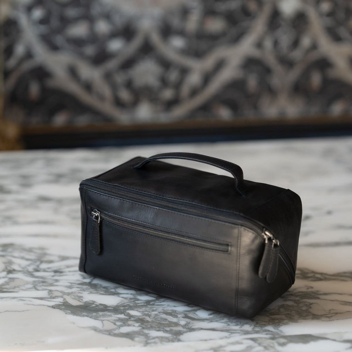 
Classic 100% Full-Grain leather Goods - Вид сзади, подчеркивающий посадку по плечам и ровный край