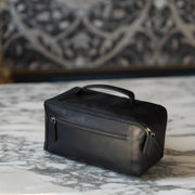 
Classic 100% Full-Grain leather Goods - Вид сзади, подчеркивающий посадку по плечам и ровный край