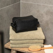 
Classic 100% Full-Grain leather Goods - Вид сзади, подчеркивающий посадку по плечам и ровный край