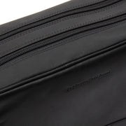 
Крупный план деталей of Classic Collar & Heavy-Duty Zipper Hardware on Stefan Кожаный несессер