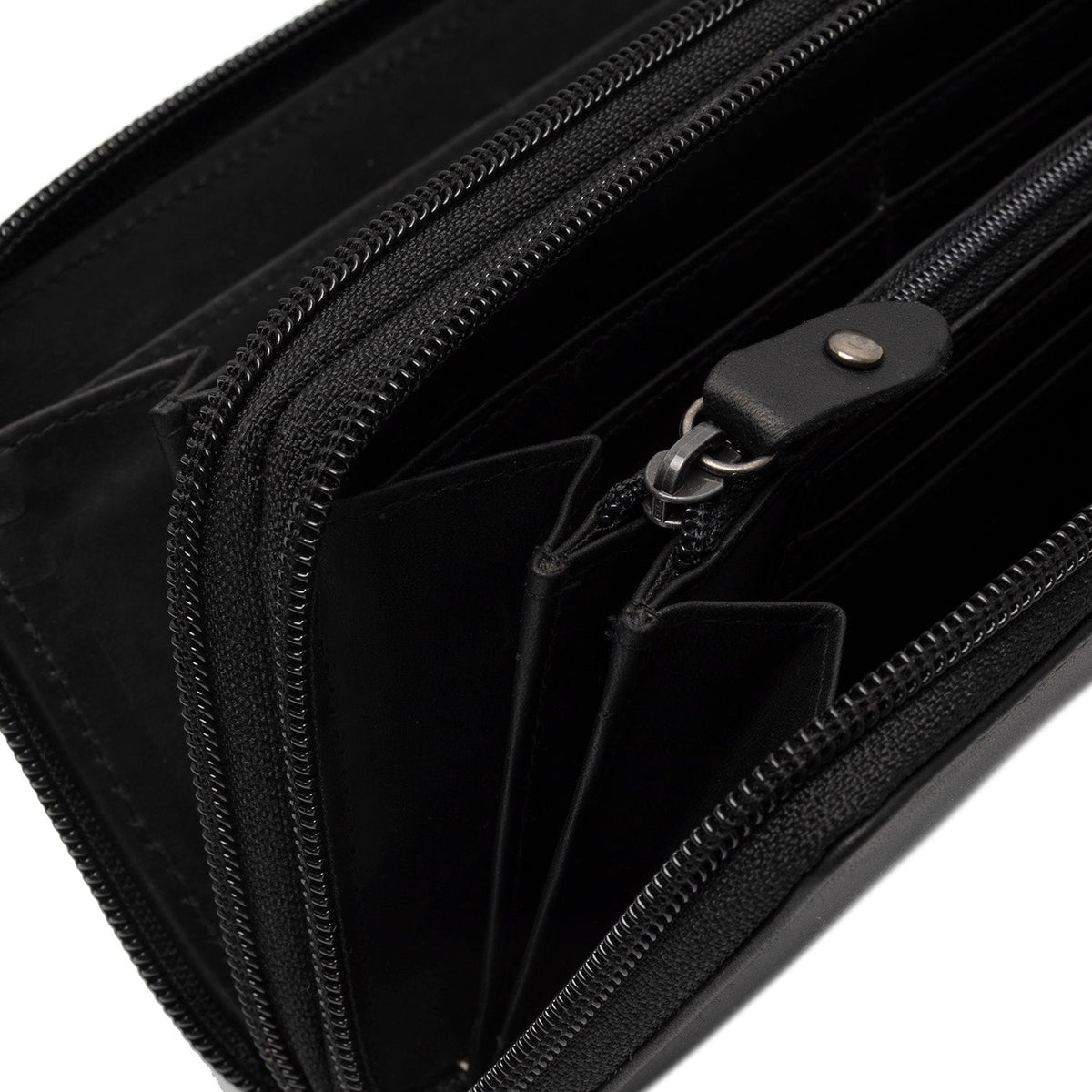 
Solid Antique Brass Hardware & Heavy-Duty Dual Zipper Detail on Hadley Кожаное портмоне