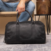 
Classic 100% Full-Grain Leather Duffle Bag - Вид сзади с усиленными кожаными ремнями и прострочкой