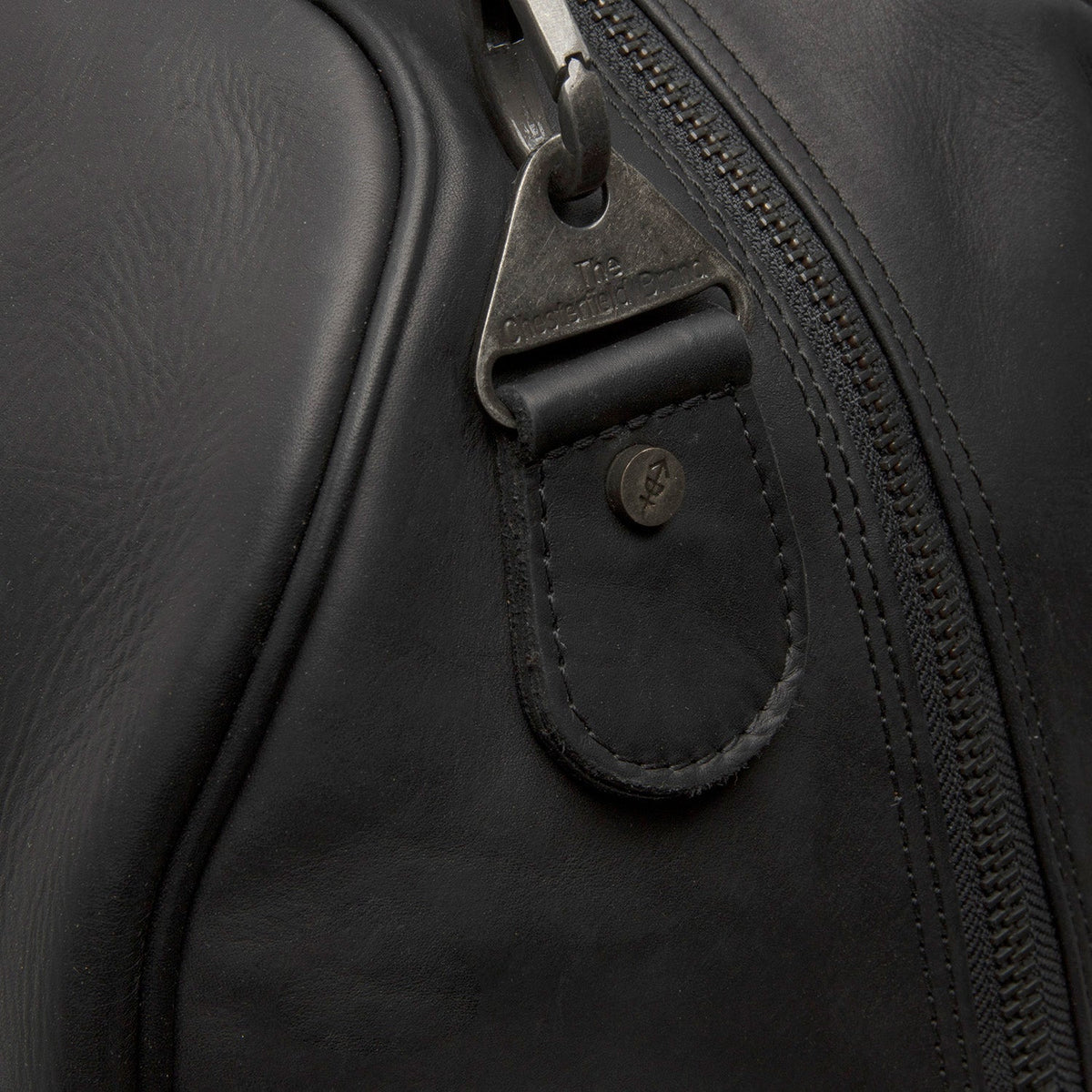 
Solid Antique Brass Hardware & Heavy-Duty Dual Zipper Detail on William Кожаная дорожная сумка