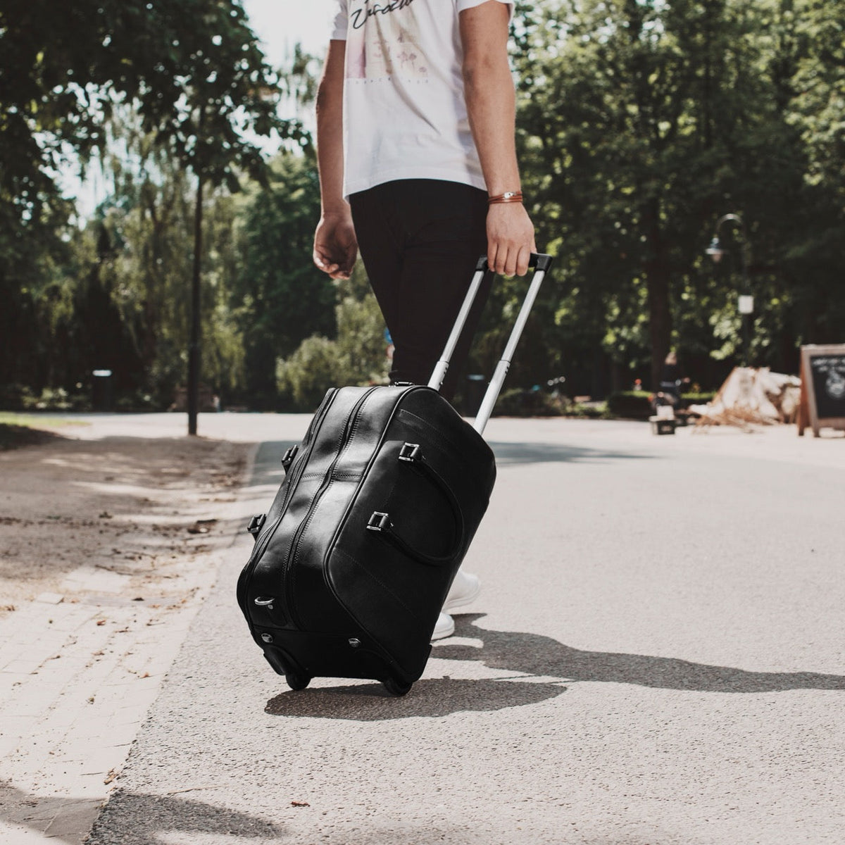 
Classic 100% Full-Grain Leather Duffle Bag - Вид сзади с усиленными кожаными ремнями и прострочкой