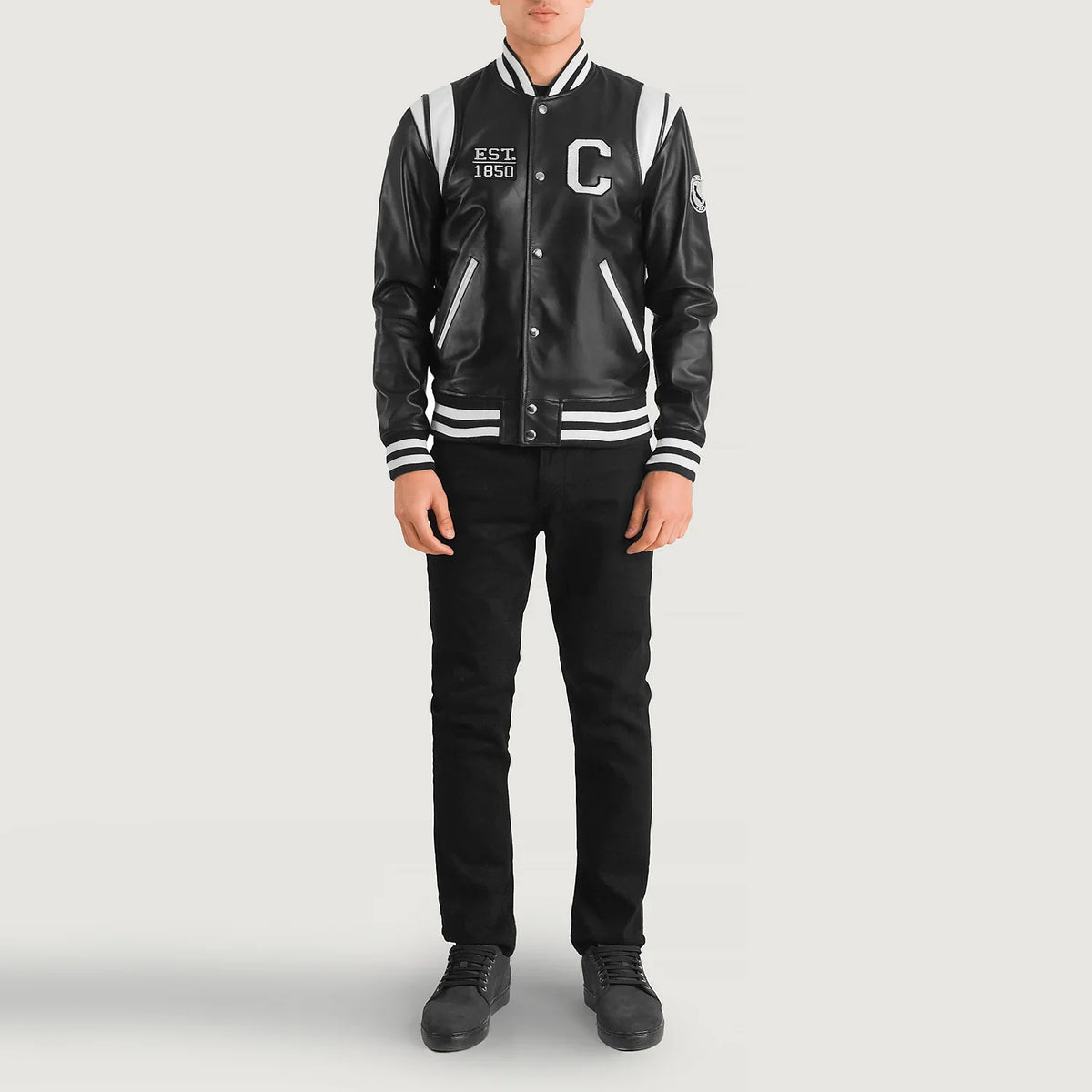 
Liberte California Черный Leather Varsity Кожаная куртка для Мужчин - Вид сбоку, демонстрирующий эргономичный крой рукава