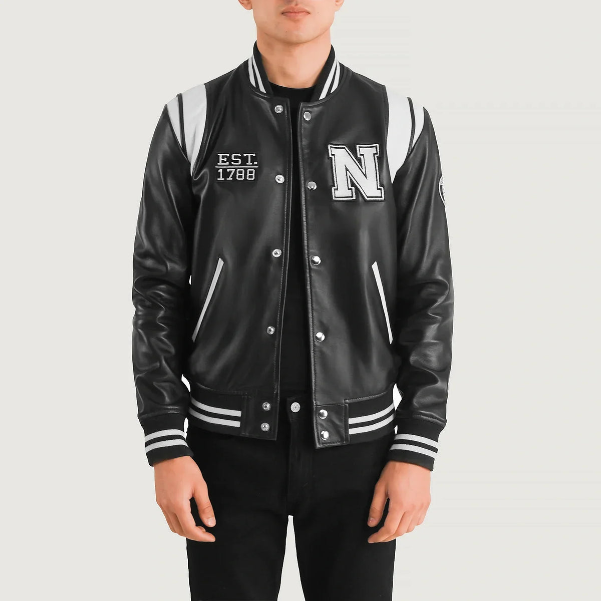 
Liberte New York Черный Leather Varsity Кожаная куртка для Мужчин in Black & White Sheepskin Leather - Вид спереди и приталенный силуэт | Купить в официальном онлайн-магазине