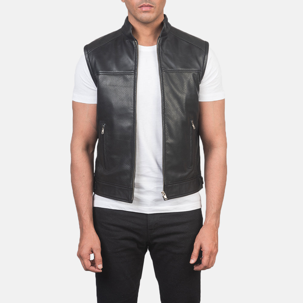 
Roland Черный Leather Biker Vest для Мужчин in Black Cowhide &Amp; Sheepskin Leather - Вид спереди и приталенный силуэт | Купить в официальном онлайн-магазине