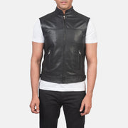 
Крупный план деталей of Band & Zipper Hardware on Roland Черный Leather Biker Vest для Мужчин