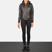 
Roslyn Hooded Кожаный бомбер для Женщин - Вид сбоку, демонстрирующий эргономичный крой рукава