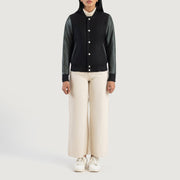 
Savant Green Hybrid Varsity Jacket - Вид сбоку, демонстрирующий эргономичный крой рукава