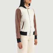 
Как выглядит на человеке:  Savant Green Hybrid Varsity Jacket на модели — естественные складки при дневном свете