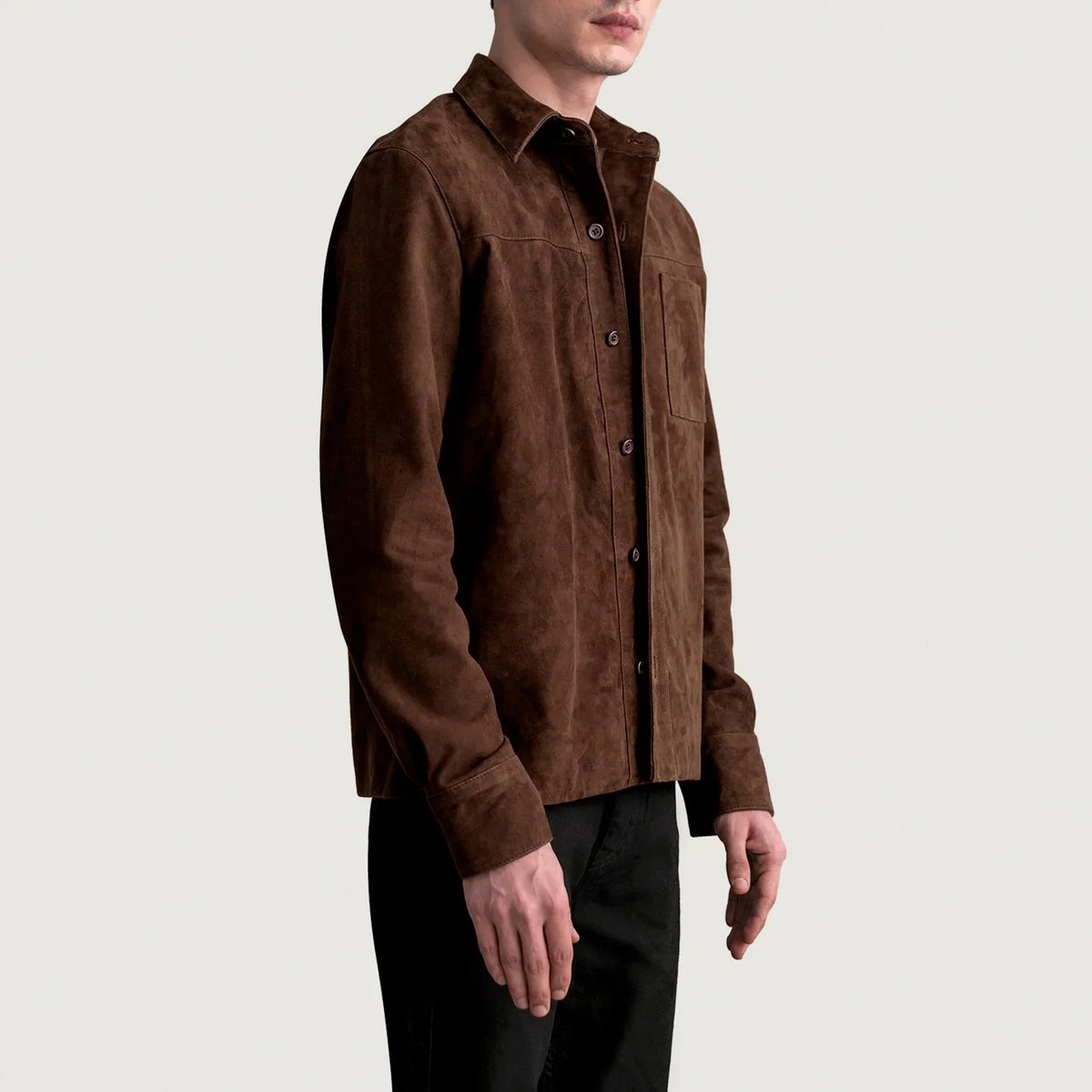 
Scout Mocha Suede Leather Shirt для Мужчин - Вид сзади, подчеркивающий посадку по плечам и ровный край
