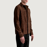 
Scout Mocha Suede Leather Shirt для Мужчин - Вид сзади, подчеркивающий посадку по плечам и ровный край