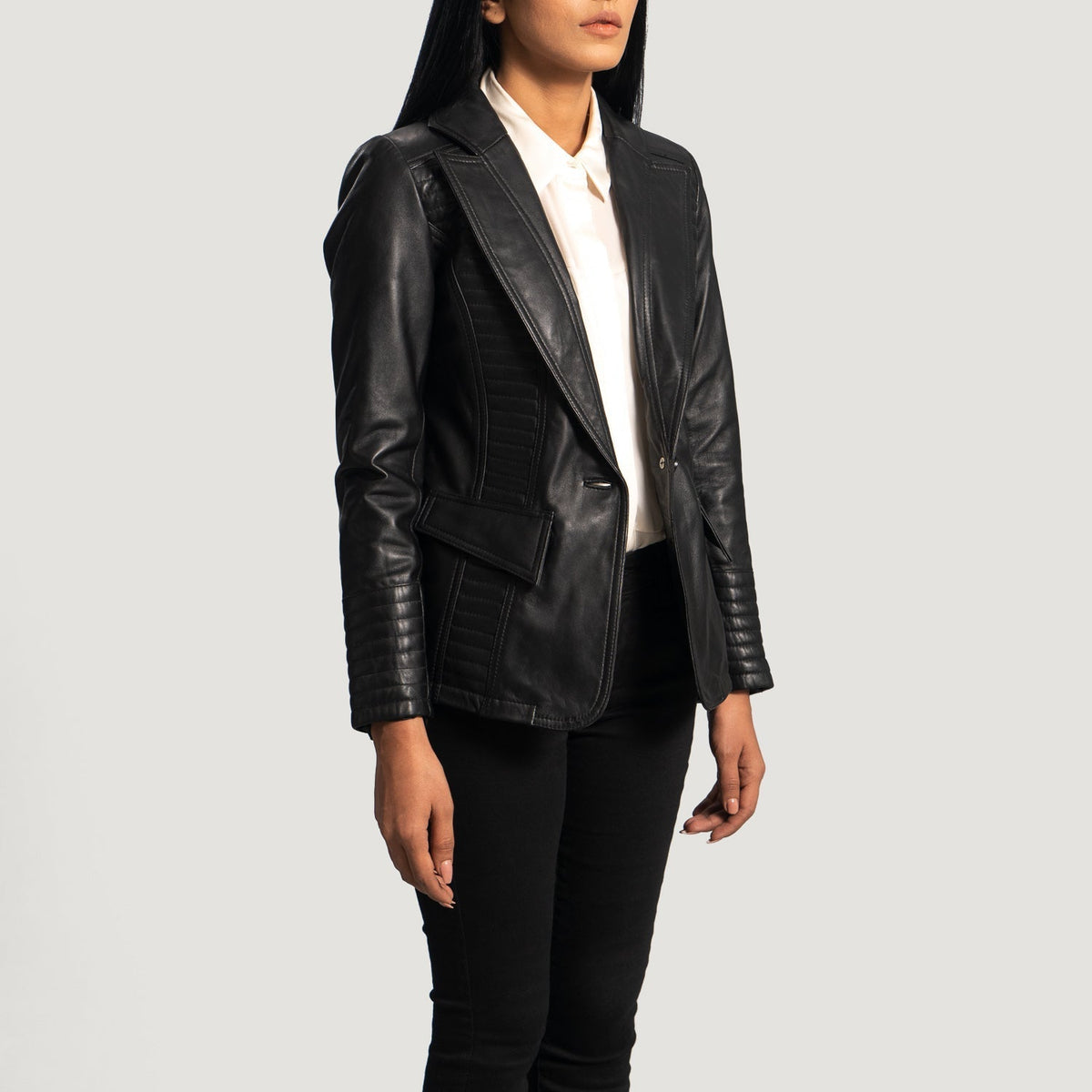 
Black Sheepskin leather Blazer - Вид сзади, подчеркивающий посадку по плечам и ровный край