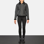
Sherilyn B-3 Distressed Black Leather Bomber Jacket - Вид сбоку, демонстрирующий эргономичный крой рукава