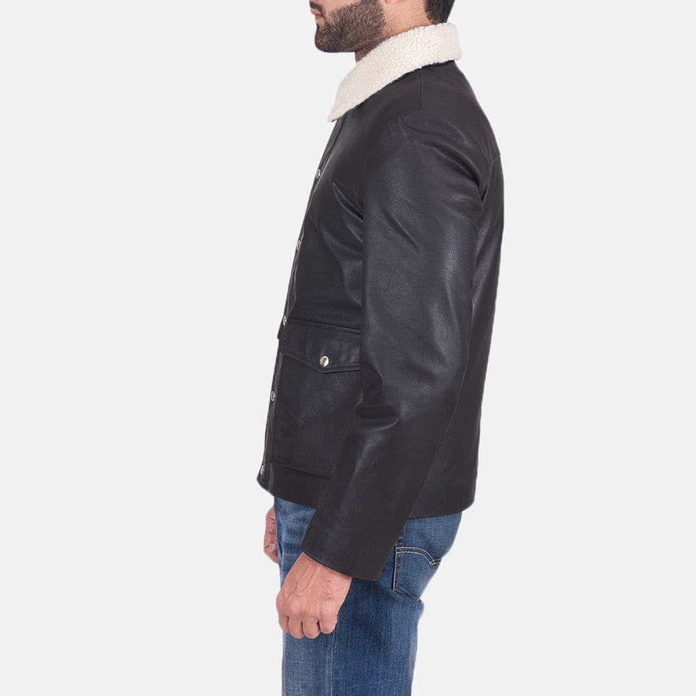 
Black Goatskin Leather Aviator Jacket - Вид сзади, подчеркивающий посадку по плечам и ровный край