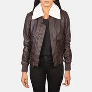 
Stella G-1 Maroon Leather Bomber Jacket in Maroon Sheepskin Leather - Вид спереди и приталенный силуэт | Купить в официальном онлайн-магазине