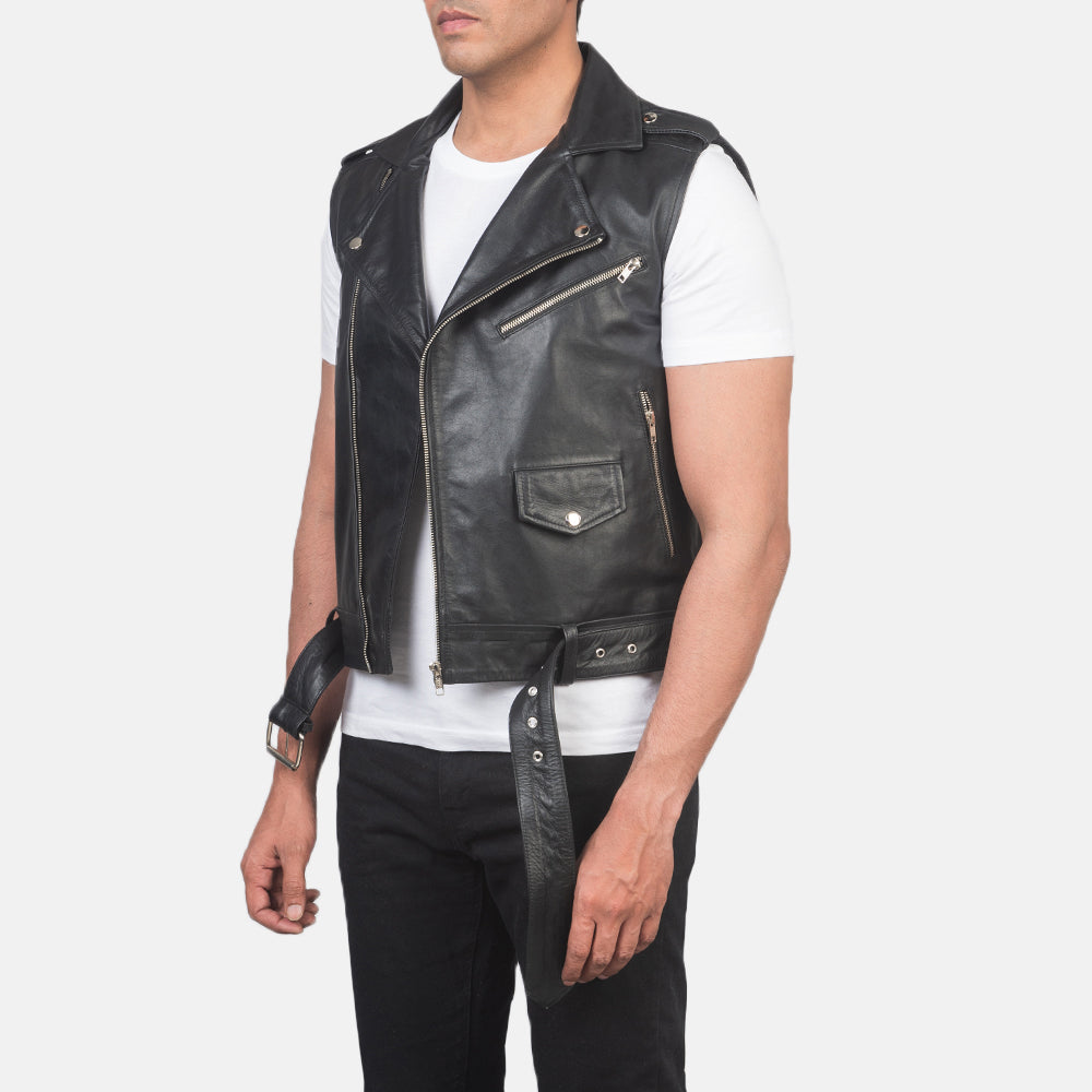 
Black Cowhide Leather Biker Jacket - Вид сзади, подчеркивающий посадку по плечам и ровный край