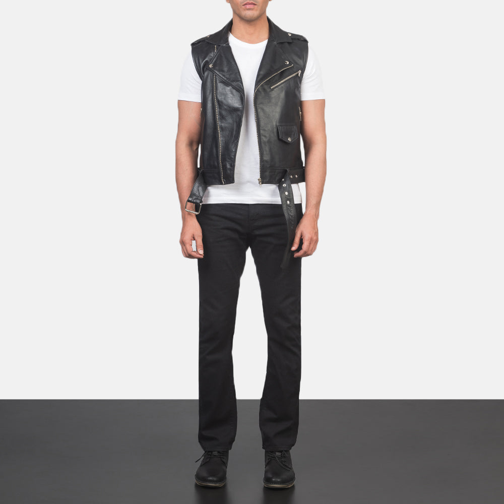 
Sullivan Черный Leather Biker Vest для Мужчин - Вид сбоку, демонстрирующий эргономичный крой рукава
