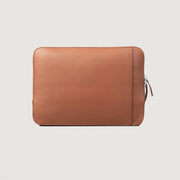 
The Baxter Brown Leather Laptop Sleeve For Men & Women in Brown Full-Grain Leather - Вид спереди и приталенный силуэт | Купить в официальном онлайн-магазине