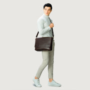 
Vintage Brown Full-Grain Leather Messenger Bag - Вид сзади с усиленными кожаными ремнями и прострочкой
