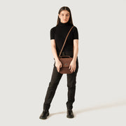 
Tan Full Grain Naturally Milled Cowhide Leather. Leather Bag - Вид сзади с усиленными кожаными ремнями и прострочкой