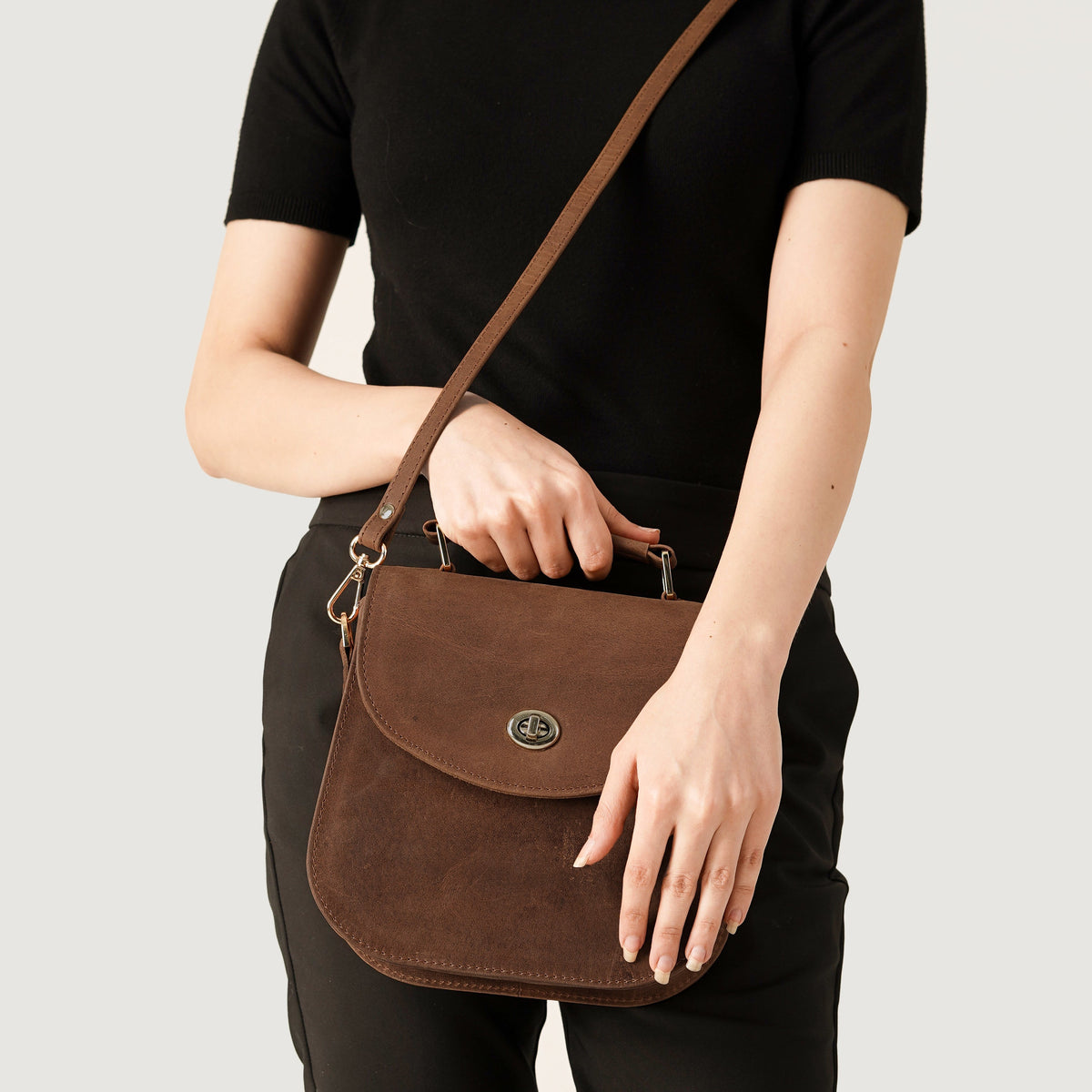 
Solid Antique Brass Hardware & Heavy-Duty Dual Zipper Detail on The Sandra Vintage Рыжий Leather Saddle Bag For Women