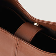 
Как выглядит на человеке:  The Stefani Brown Leather Hobo Bag For Women на модели — естественные складки при дневном свете